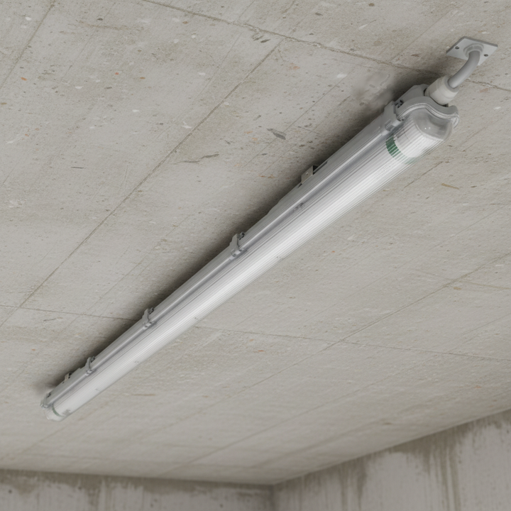 Praktijkfoto van een gemonteerde waterdichte LED montagebalk geschikt voor 1 buis van 120cm