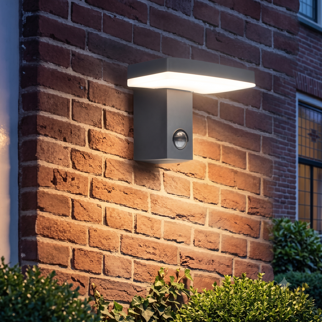 Wandlamp Roberto met een strak en rechthoekig design voorzien van dag nacht en beweings sensor gemonteerd tegen een gemetselde muur