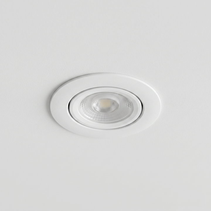 De witte witte kantelbare inbouwspot Miran geplaats in een wit systeem plafond
