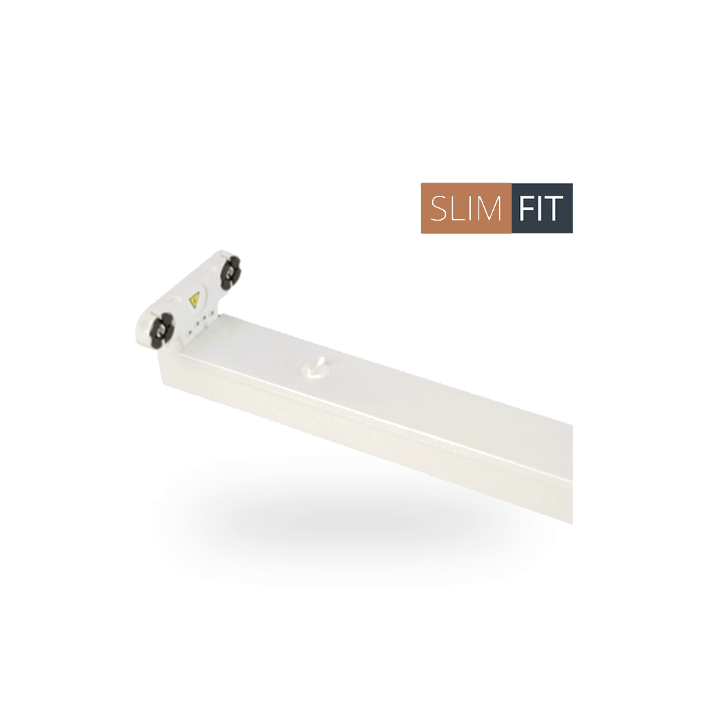 Armatuur voor twee 60cm TL-buizen met T8-fitting, met IP22-classificatie, van voren gefotografeerd en vult 62% van het kader op een witte ondergrond met een subtiele schaduw.