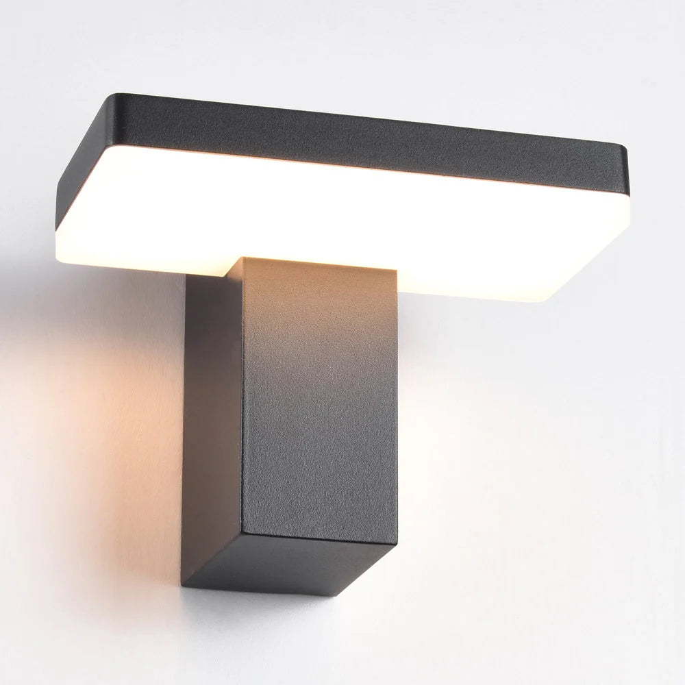 Brandende wandlamp Roberto zonder sensoren schuin van onderen foto tegen een creme witte achtergrond