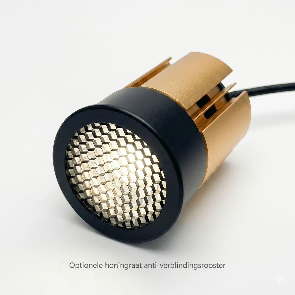 Detailopname van een brandende Hera MR16 LED-lichtmodule met een verlicht honingraat anti-verblindingsrooster. De spot heeft een goudkleurige behuizing met koelvinnen en een zwarte frontring, weergegeven op een witte achtergrond voor productfotografie.