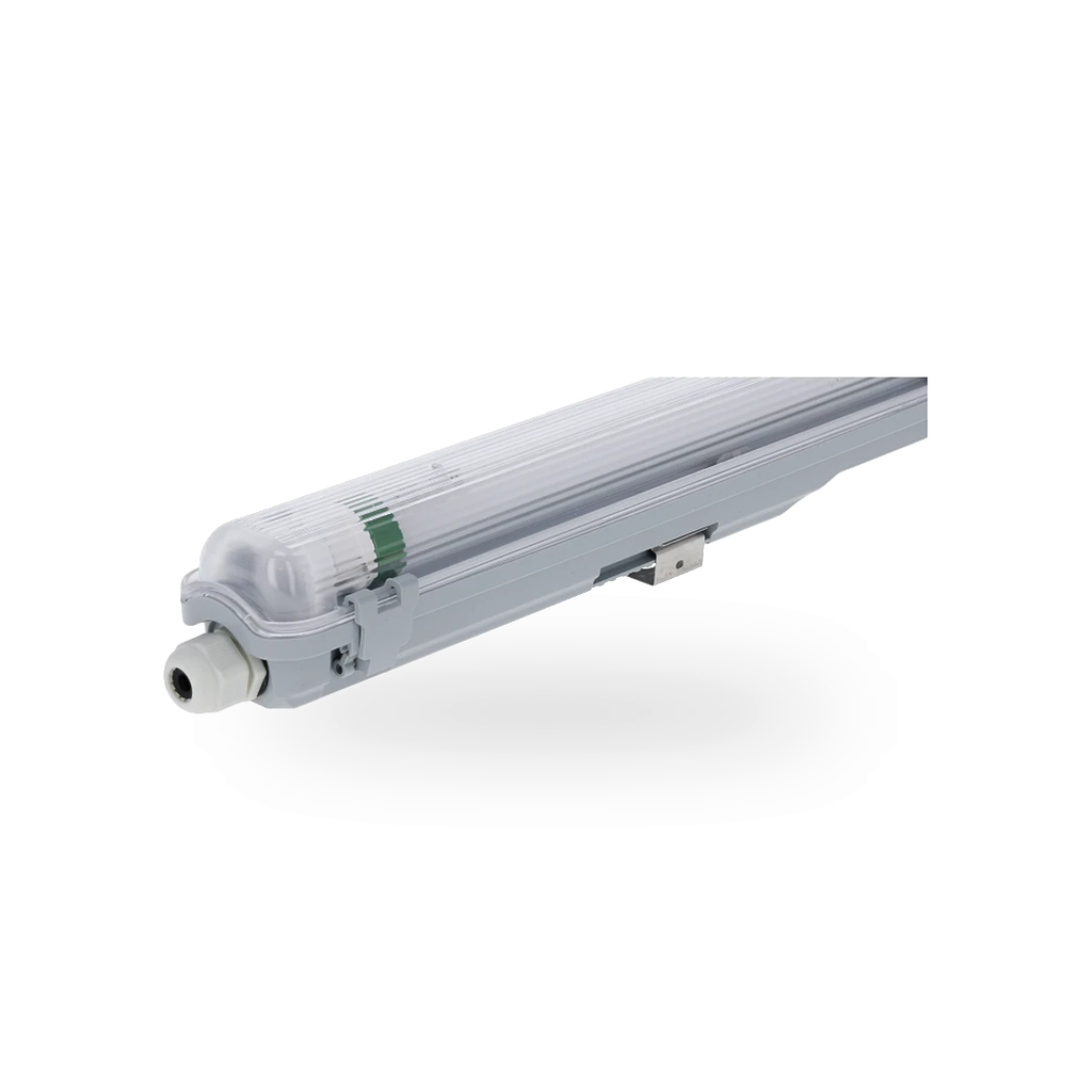 Langwerpig IP65 armatuur van 120 cm voor één buis, centraal geplaatst op een witte ondergrond met schaduw, 70% van het frame vullend.

