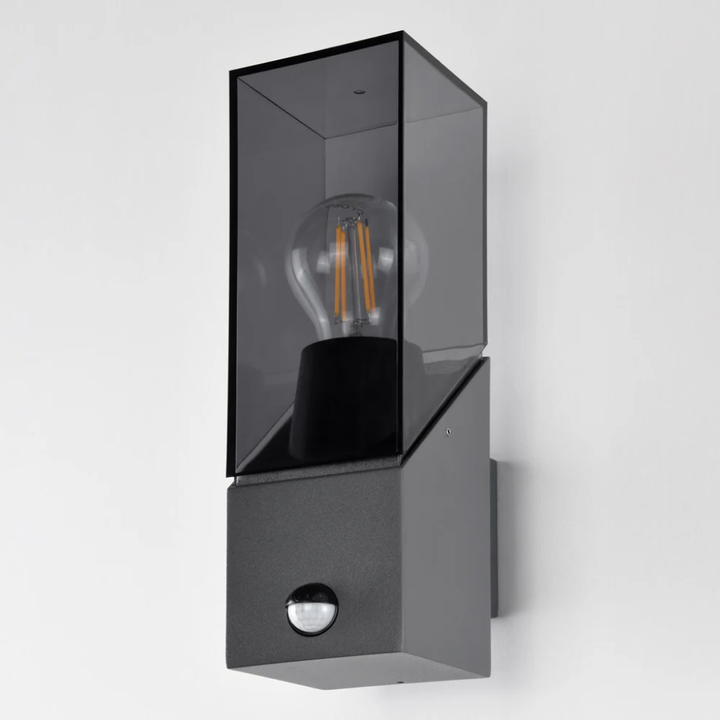 Automatische buiten wandlamp met sensor rechthoekig met smoke kleur kap tegen een witte achtergrond