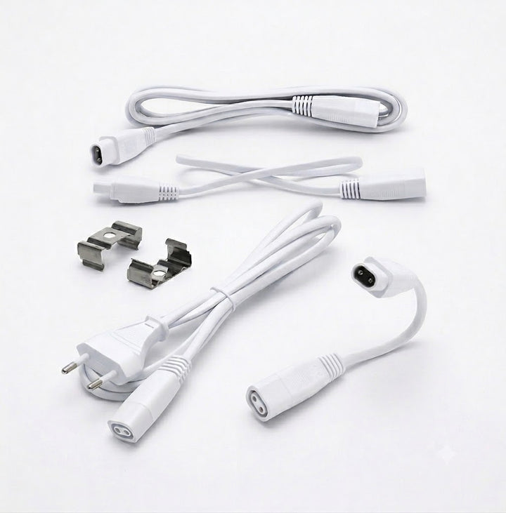Diverse witte T5 koppelkabels, verlengsnoeren en montagebeugels overzichtelijk gepresenteerd op een zuiver witte achtergrond met een lichte schaduw voor de productpagina.