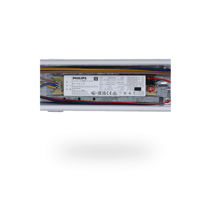 Detal van de Philps Xitanium LED driver in het armatuur met power en color switch 