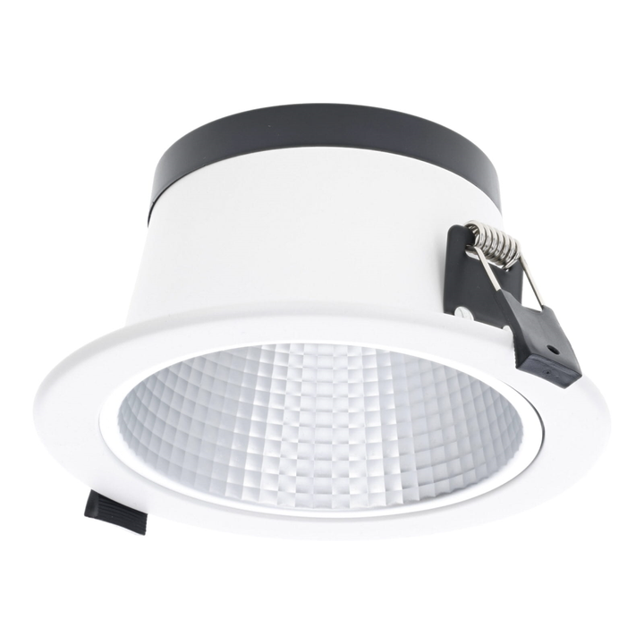 Perspectivisch zijaanzicht van een witte ronde LED inbouwdownlight. De diepliggende aluminium reflector met honingraatstructuur en de stevige stalen montageveer aan de zijkant van de witte kunststof behuizing zijn duidelijk zichtbaar.