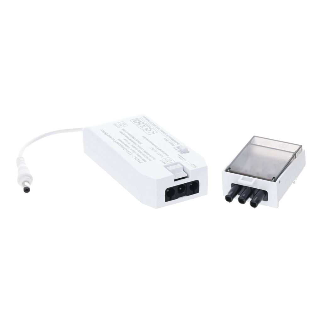 Witte LED driver met een losgekoppelde klemmenafdekkap met een driepolige connectorbehuizing. Aan de linkerzijde is een flexibele witte uitgangskabel met een ronde DC-plug zichtbaar.