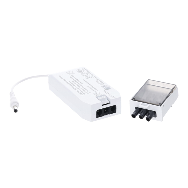 Witte LED driver met een losgekoppelde klemmenafdekkap met een driepolige connectorbehuizing. Aan de linkerzijde is een flexibele witte uitgangskabel met een ronde DC-plug zichtbaar.