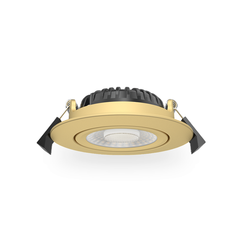 Ronde LED inbouwspot met een messingkleurige behuizing en een vlak, lichtdoorlatend oppervlak, gezien van voren, gepositioneerd op een egale witte achtergrond.