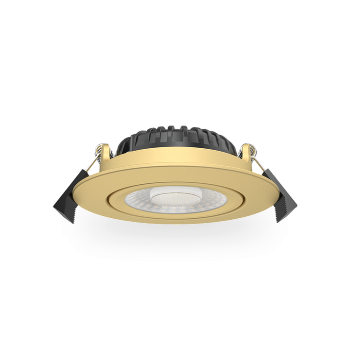 Ronde LED inbouwspot met een messingkleurige behuizing en een vlak, lichtdoorlatend oppervlak, gezien van voren, gepositioneerd op een egale witte achtergrond.