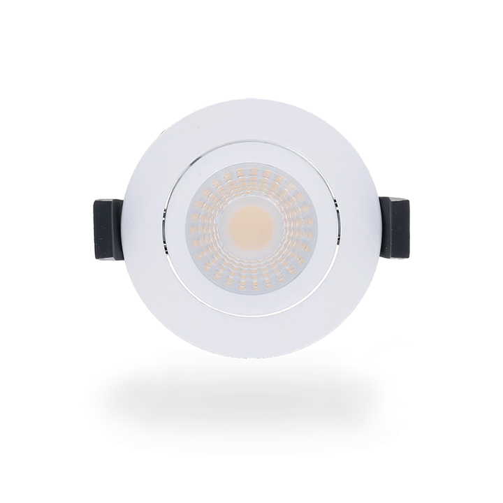Ronde witte LED inbouwspot met een witte behuizing en een vlak, lichtdoorlatend oppervlak, centraal afgebeeld op een egale witte achtergrond met subtiele schaduw.