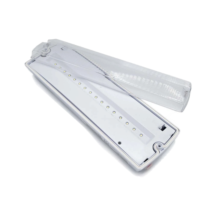 Alt-Tekst: Geopende LED noodverlichting waarbij de transparante kunststof beschermkap is losgehaald. Aan de binnenzijde is een witte reflectorplaat zichtbaar waarop een langwerpige LED-strip met zestien individuele, kleine SMD LED-diodes is gemonteerd.