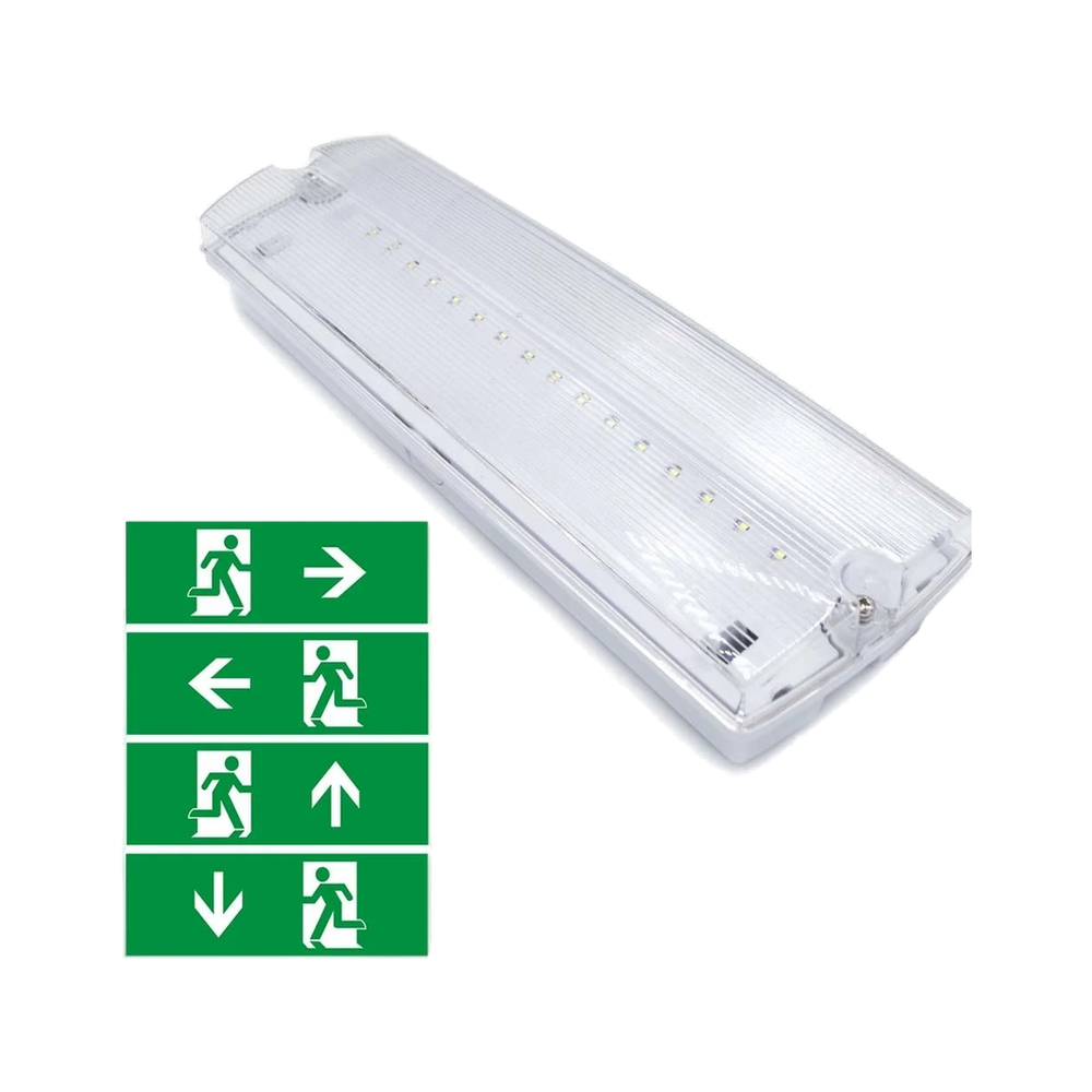 Schuindaar voren gefotografeerde LED noodverlichting met een lege, transparante prismatische kap van polycarbonaat. Links onderin is een set van vier groene vluchtwegsignalisatie-pictogrammen weergegeven met rijrichtingen naar links, rechts, boven en beneden.