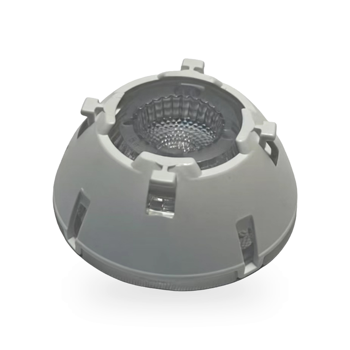Zeer gedetailieerde foto van de 15 graden lens met duidelijk zichtbare nokken voor montage op de Hera led-lamp modules. Grpresent op een zuiver witte achtergrond met een lichte schaduw