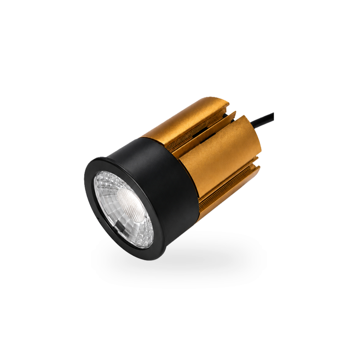 Ronde LED module met een centraal, vlak lichtuitstralend oppervlak en een cilindrische behuizing, gepositioneerd in het midden op een egale witte ondergrond met subtiele schaduw, vult circa 68% van het frame.