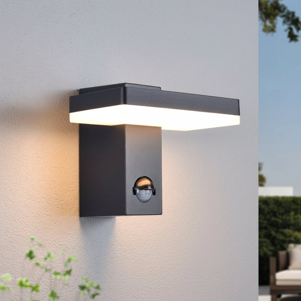 Linker zij en vooraanzicht van brandende buitenwandlamp roberto met geactiveerde sensoren
