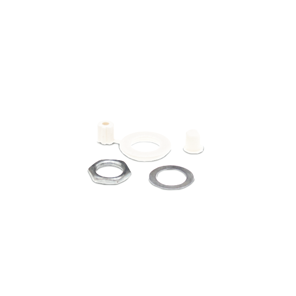 Overzicht van de meegeleverde montagematerialen van de 500W LED dimmer uit de verpakking. Getoond worden twee zilverkleurige metalen moertjes en twee sluitringen, noodzakelijk voor de stevige bevestiging van de draai-as in de muurplaat. Haarscherp weergegeven op een puur witte achtergrond.