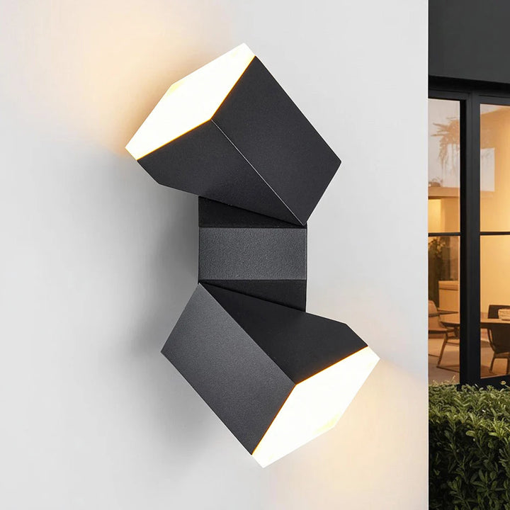 muurlamp met verstelbare lichtbundels gemonteerd tegen een witte muur