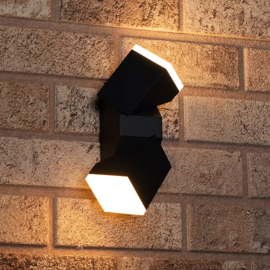 Wandlamp 2 licht verstelbaar micheal gemonteerd tegem eem rode bakstenen muur