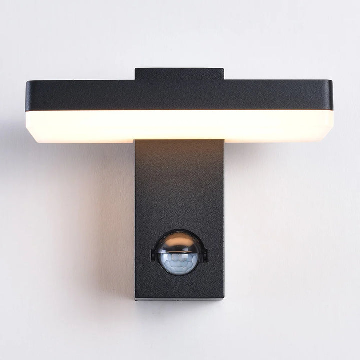 vooraanzicht van de brandende wandlamp Roberto tegen een witte achtergrond
