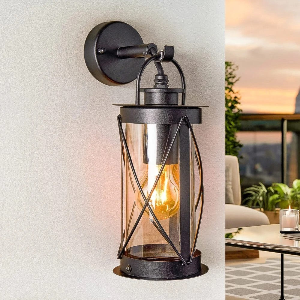 Sfeervolle hangende buitenwandlamp alicia met een brandende amberkleurige ledlamp E27
