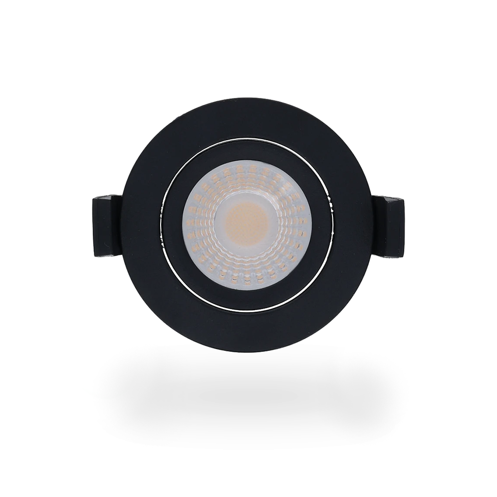 Ronde LED inbouwspot met een matzwarte behuizing en een vlak, lichtdoorlatend oppervlak. Het product staat centraal op een egale witte ondergrond met een subtiel schaduweffect en vult circa 70% van het beeld.