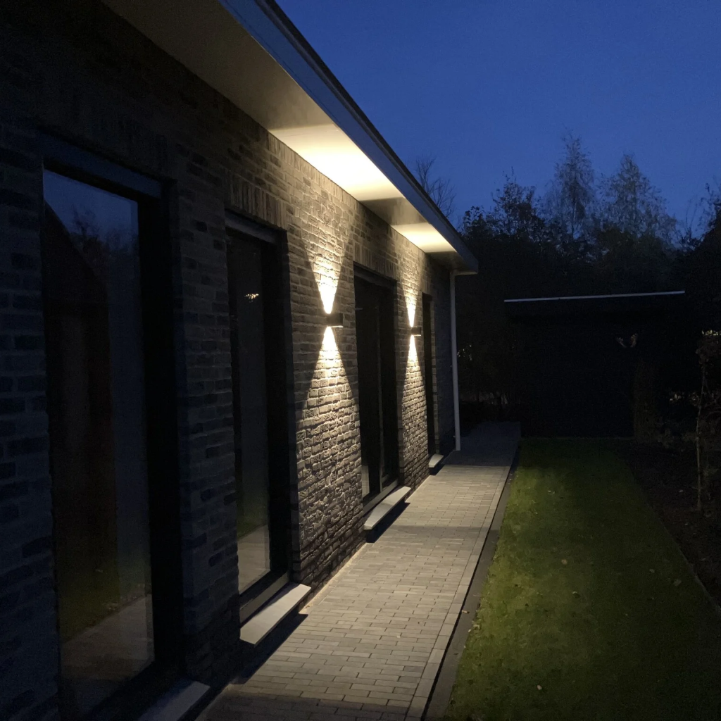 Sfeerfoto van de zwarte kubuslamp thebe met cct switch en verstelbare lichtbundel